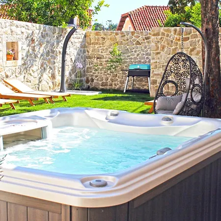 Beachfront House With Hot Tubcavtat, Dubrovnik - 25441 ツァヴタット