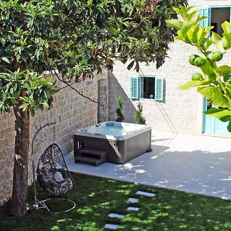 Beachfront House With Hot Tubcavtat, Dubrovnik - 25441 * ツァヴタット