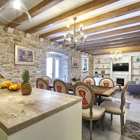 Beachfront House With Hot Tubcavtat, Dubrovnik - 25441 ツァヴタット
